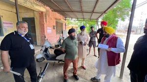पंजाब: अचानक बिजली दफ्तर पहुंचे हरभजन सिंह ईटीओ, मंत्री को देख मचा हड़कंप