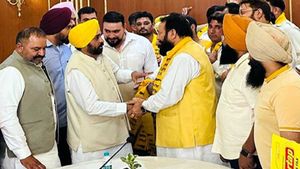 पंजाब: AAP ने दिया कांग्रेस को एक और झटका, सीनियर नेता श्रीकंठ जज को सीएम मान ने कराई पार्टी ज्वाइन