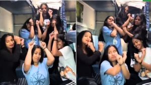 WATCH: मेट्रो के बाद अब ट्रेन में डांस करती दिखी लड़कियां, लोग बोले- भाई बंद करवाओ ये सब