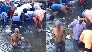 WATCH VIDEO: अचानक गंदे नाले से निकलने लगी नोटों की गड्डी, देखते ही लोगों में मची लूट