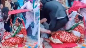 अखाड़े में बदल गया मंडप, दुल्हन को घसीटने लगे रिश्तेदार, दूल्हे को देख लोग बोले- 'क्या पति बनेगा रे तू?' 