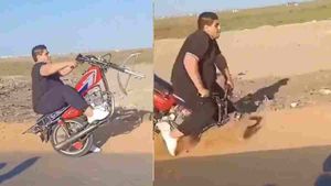 दोस्तों को बाइक स्टंट दिखाकर कर रहा था इंप्रेस, पलक झपकते ही मुंह की खानी पड़ी ; देखें VIDEO          