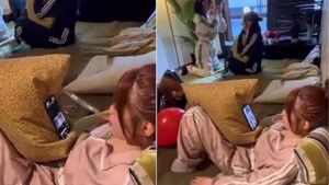 VIRAL VIDEO: नहीं देखा होगा फोन यूज करने का ऐसा जुगाड़, देखकर छूट जाएगी हंसी