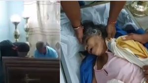 VIDEO: अंतिम संस्कार की तैयारियों के बीच अचानक ताबूत के अंदर से आने लगी आवाज, खोलकर देखा तो उड़ गए होश