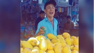 VIDEO: शकीरा का 'वाका-वाका' गाकर शख्स ने बेचे आम, गजब के टैलेंट पर फिदा हुए लोग