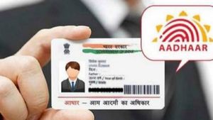 आधार कार्ड की तस्वीर में महिला ने पहनी F***OFF टी शर्ट, अब शर्मिंदा होते हुए शेयर की तस्वीर