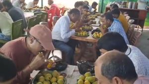 VIDEO: गर्मी में आम खाने का गजब कॉम्पीटीशन, देखते ही टूट पड़े लोग