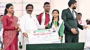 Jharkhand: गांव-गांव में सरकार खोलेगी दवा दुकान, सीएम हेमंत सोरेन ने की पंचायत स्तरीय योजना की शुरुआत