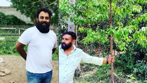 Success Story: बैंक की नौकरी छोड़ खेत में पसीना बहा रहे युवा अमित, 3000 महिलाओं को भी मिली ताकत