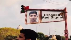 Fact Check: चेन्नई में ट्रैफिक नियम तोड़ने वालों की फोटो हो रही डिस्प्ले? जानें वायरल Video का सच 