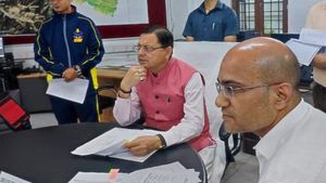 उत्तराखंड: सीएम धामी ने किया आपदा कंट्रोल रूम का औचक निरीक्षण, बारिश की स्थिति का लिया जायजा
