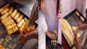 कैसे बनाए जाते हैं क्रीम रोल?  फैक्‍ट्री का Viral VIDEO देखकर लोग हुए हैरान
