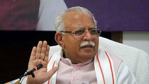 हरियाणा: सीएम मनोहर लाल का कर्मचारी से जनसेवा का आग्रह