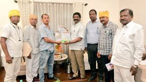 CM हेमंत से PS प्रसाद ने की मुलाकात, मुख्यमंत्री को सप्रेम भेंट की ''द अन्डर लाइफ'' पुस्तक