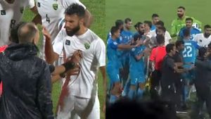 SAFF Championship: पाकिस्तान के खिलाड़ी मैच के बीच में भारतीय कोच से भिड़े, वीडियो हुआ वायरल