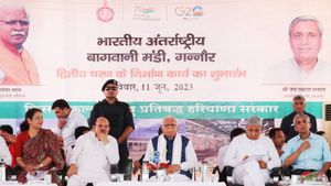 अधिकारी लोकहित में समर्पित होकर लोक सेवक के रूप में करें: CM मनोहर लाल