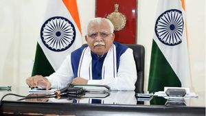 पुलिसकर्मियों की मिली शिकायत पर सीएम ने लिया एक्शन, एक को किया निलंबित व दो का तबादला