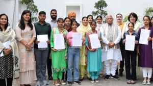 सीएम खट्टर ने 11 बेसहारा बच्चों को सरकारी विभागों में नौकरी के नियुक्ति पत्र सौंपे