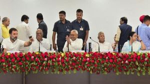 Opposition Alliance: अंतर्विरोधों से भरा है विपक्षी एकता का नारा