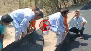 सड़क है या फिर कारपेट, चादर की तरह सिमट रही, Viral Video में खुली ठेकेदार की पोल 