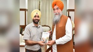 पंजाब: विधान सभा के स्पीकर कुलतार संधवां ने लॉन्च की पुस्तक 'वाह ज़िंदगी!' 