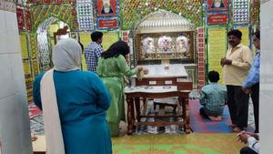 100 साल से अधिक पुराने मंदिर में ड्रेस पर नोटिस, 5 ऐसे मंदिरों को जानिए जहां कपड़ों पर है सख्त निगरानी