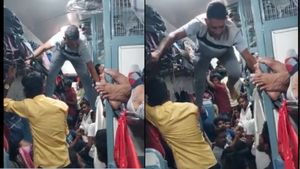 Video: यात्रियों से खचाखच भरे डिब्बे में शख्‍स को जोर की आई पेशाब, ऐसे स्‍टंट कर पहुंचा बाथरूम तक