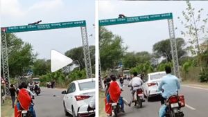 सड़क के बीच लगे होर्डिंग फ्रेम पर शख्‍स करने लगा एक्‍सरसाइज, YOGA DAY पर वायरल हुआ Video
