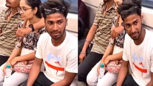 भरी मेट्रो में लड़के ने गाया 'सांसों की माला',  मंत्रमुग्ध होकर बोले लोग- 'बड़े दिनों बाद कुछ अच्छा दिखा'