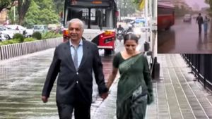 'रिमझिम गिरे सावन...' पर बुजुर्ग कपल ने किया रोमांस, आनंद महिंद्रा ने शेयर किया VIDEO