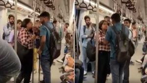 Delhi Metro: महिला ने लड़के को जड़ा जोरदार थप्पड़, भड़के यूजर्स ने कहा- 'अगर लड़का थप्पड़ मारता तो...'