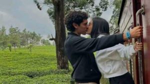 ट्रेन के दरवाजे पर KISS करते दिखे लड़का-लड़की, IFS अफसर ने दिया मजेदार रिएक्शन