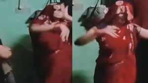 लाल साड़ी पहनकर पाकिस्तानी बहू ने जमकर लगाए ठुमके, सीमा हैदर का नया वीडियो VIRAL