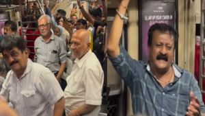 'कांटा लगा हाए लगा...' ये दिल्ली मेट्रो नहीं मुंबई लोकल है! अंकल ने बांधा समा, दिन बना देगा VIDEO