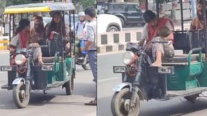 हाय ये मजबूरी! बच्चे को कलेजे से लगाए रिक्शा चला रही बेबस मां, दिल चीर देगा वायरल VIDEO