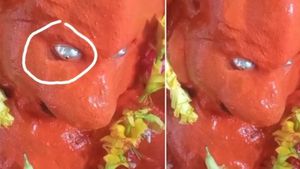 महिला के छूने के बाद बजरंगबली की मूर्ति से निकलने लगे आंसू! ग्रामीण बोले- 'बड़ा संकट टला'