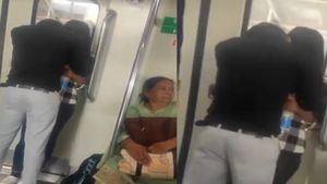 'आंखे बंद रखें, नजर फेरे रखें...' Delhi Metro में फिर आपत्तिजनक हालत में दिखा कपल