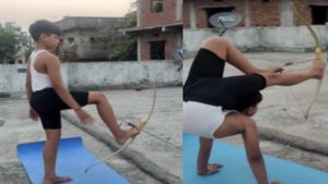 ये है कलयुगी अर्जुन! पैरों से तीर कमान चलाकर भेदता है निशाना, वायरल हो रहा VIDEO