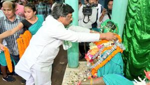 CM Hemant Soren हूल क्रांति के महानायकों को दी श्रद्धाजंलि, सिदो-कान्हू के वंशजों से भी की मुलाकात