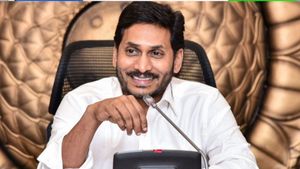 सीएम रेड्डी ने छात्रों को धन वितरित किया, बोले-विदेशी विद्या  छात्रों को दुनिया पर राज करने में मदद करती है 