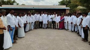 Andhra: गुंटूर में सरपंचों की PR कमिश्नर कार्यालय घेराव की कोशिश, 15वें वित्त आयोग की धनराशि जारी करने की मांग