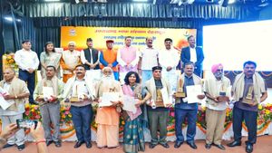Uttarakhand: मुख्यमंत्री पुष्कर सिंह धामी ने किया 09 साहित्यकारों को उत्तराखण्ड गौरव सम्मान से सम्मानित