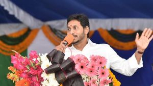 कडप्पा के दौरे पर सीएम रेड्डी, नेताओं को दी पार्टी को मजबूत करने की सलाह