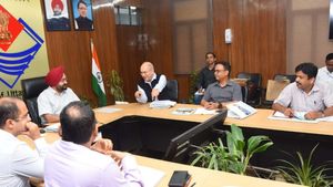  उत्तराखण्ड मुख्य सचिव संधु ने ली प्रशासन अकादमी की गवर्निंग बॉडी की बैठक, कहा-ऑनलाइन हों प्रशिक्षण कार्यक्रम