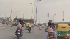 दिल्ली की सड़क पर बाइक चलाते हुए शख्‍स की बाहों में लिपट कर रोमांस करती नजर आई युवती, देखें  Video