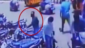 CCTV VIDEO: 20 रुपये के नोट के चक्कर में गंवाए 10 लाख रुपये, चोरों ने शातिर तरीके से उड़ाया नोटों से भरा बैग