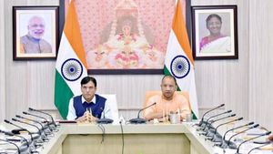 UP News: सीएम योगी ने केंद्रीय स्वास्थ्य मंत्री मंडाविया के साथ की समीक्षा बैठक, यूपी के लिए बना मेगा प्लान 