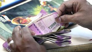 2000 Rupee Note: बैंकिंग सिस्टम में वापस लौटे 76 फीसदी 2000 के नोट, RBI ने बताया अभी कितने और हैं चलन में
