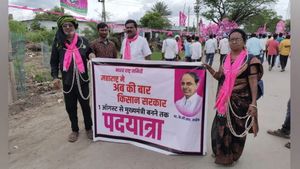 'केसीआर बनें महाराष्ट्र के सीएम', ख्वाहिश के साथ 4000 किलोमीटर की पदयात्रा पर निकले पति-पत्नी