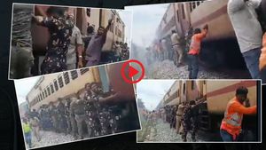 ट्रेन को धक्का मारकर आगे बढ़ाते दिखे यात्री और जवान, वायरल VIDEO का रेलवे ने बताया सच